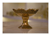 پیاله برنجی برنزی پایه‌دار صدفکاری شده طرح طاووس ۱۰ سانت