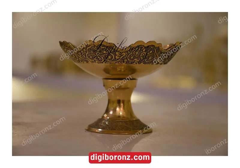 پیاله برنجی برنزی پایه‌دار صدفکاری شده طرح طاووس ۱۰ سانت