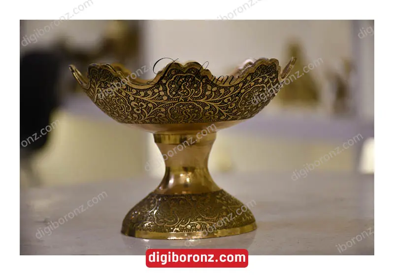 شکلات خوری برنجی برنزی پایه‌دار مدل لب قلعه طرح طاووس ۱۵ سانت