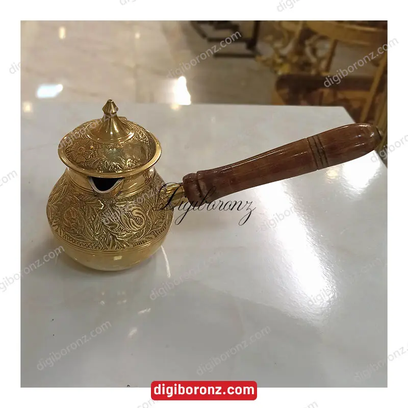 قهوه جوش برنجی برنزی هندی طرح گل دسته چوبی 5 اینچ درب دار